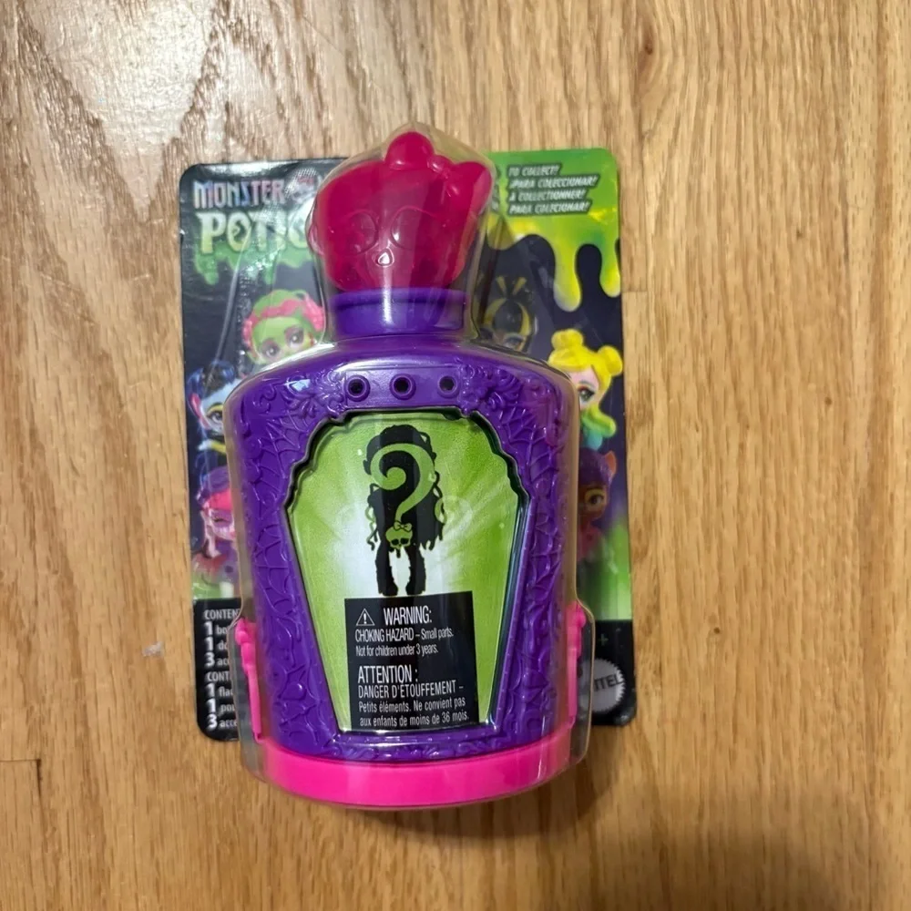 Monster High Potions Series 3 3-Inch Mystery Pack 1 RANDOM Mini Doll + 3 Charms